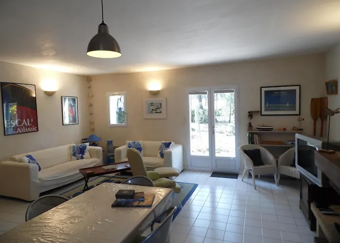 Hébergement de vacances Maison Proche - 6 Personnes - Fr-1-194-440 *